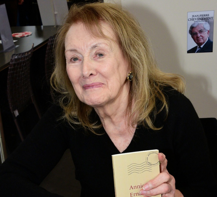 Nobelovu cenu za literatúru udelili Francúzke Annie Ernauxovej