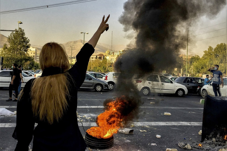 Irán zrušil mravnostnú políciu, protesty po smrti mladej Kurdky to nezastavilo