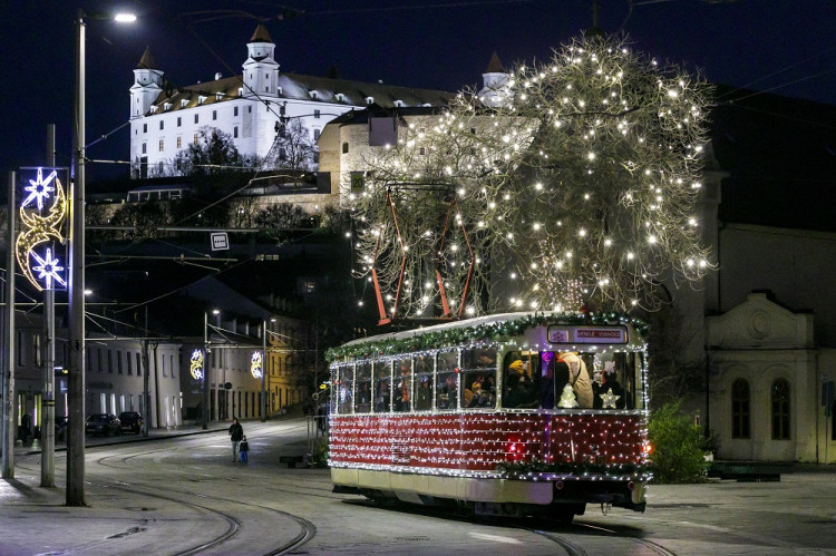 V centre Bratislavy jazdia dve vianočné električky