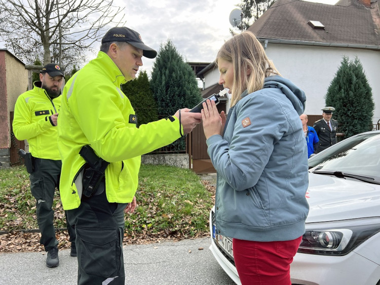 Žene vzali vodičák skôr ako ho urobila. Do autoškoly prišla opitá