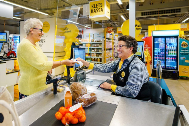 Holandský supermarket zaviedol pomalé pokladne pre osamelých seniorov