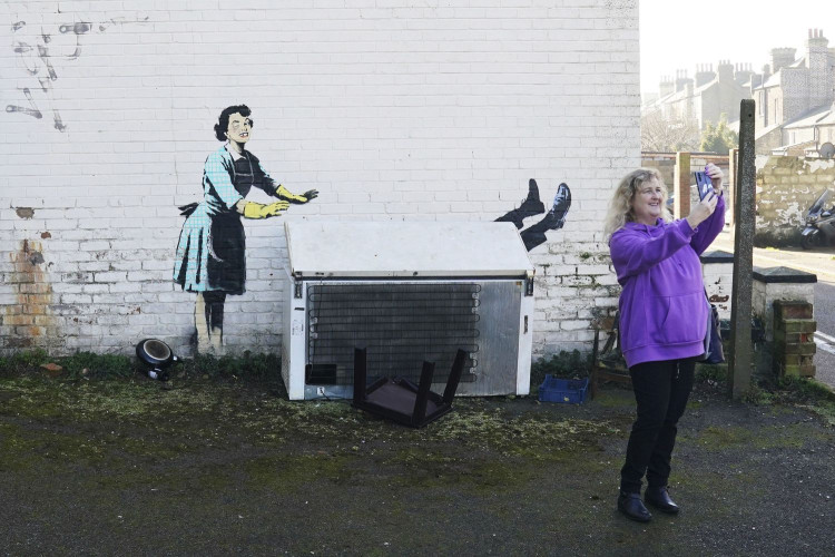 Banksy zverejnil na Valentína drsnú maľbu