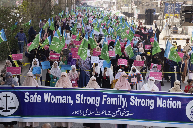 Ženy po celom svete dnes pochodujú a demonštrujú za svoje ohrozené práva