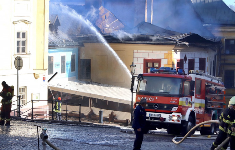 V historickom centre Banskej Štiavnice vypukol veľký požiar, poškodil 7 budov