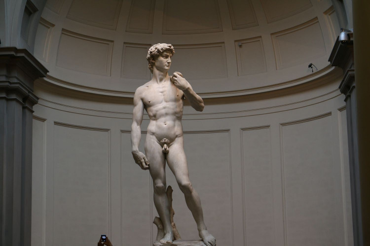 Riaditeľku školy vyhodili za to, že preberali Michelangelovho Dávida. Je to vraj pornografia