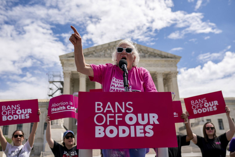 Texaský sudca chce zakázať potratovú tabletku, aktivisti za právo žien demonštrujú v celej krajine