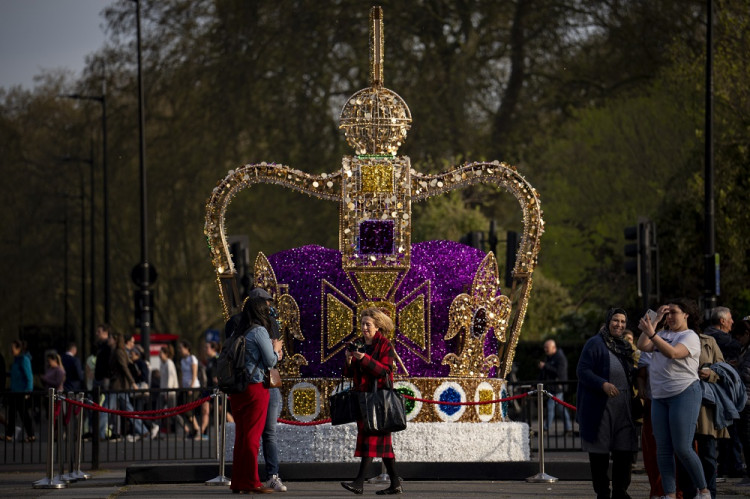 Korunovácia kráľa Karola III.: Buckinghamský palác odkázal dámam, že sa nemajú báť farieb