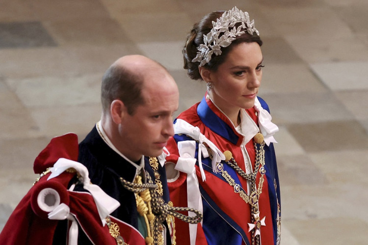 Princ William sa bojí o chorého otca i manželku, ale musí sa starať o monarchiu
