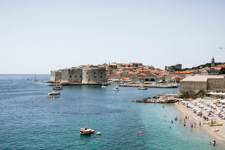 Dubrovník zakázal ťahať po kamennej dlažbe kufre na kolieskach