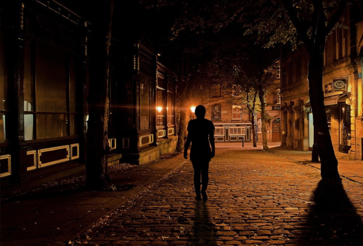 Ženy sa v noci v mestách boja. Strach ovplyvňuje ich každodenné správanie