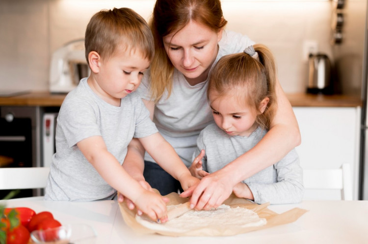 Pečieme s deťmi: Zábavné a jednoduché recepty pre malých pekárov a pekárky