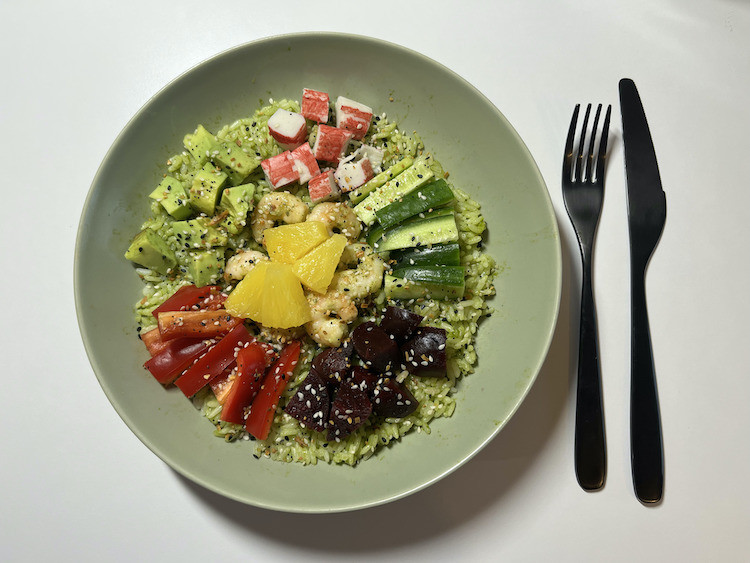 Jarná poké bowl s medvedím cesnakom a krevetami