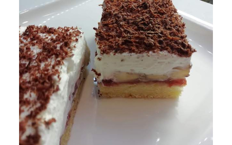 Recept na piškótový koláč s ovocím a šľahačkou