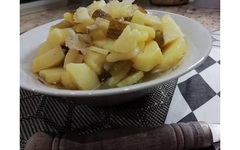 Cibuľovo zemiakový šalát
