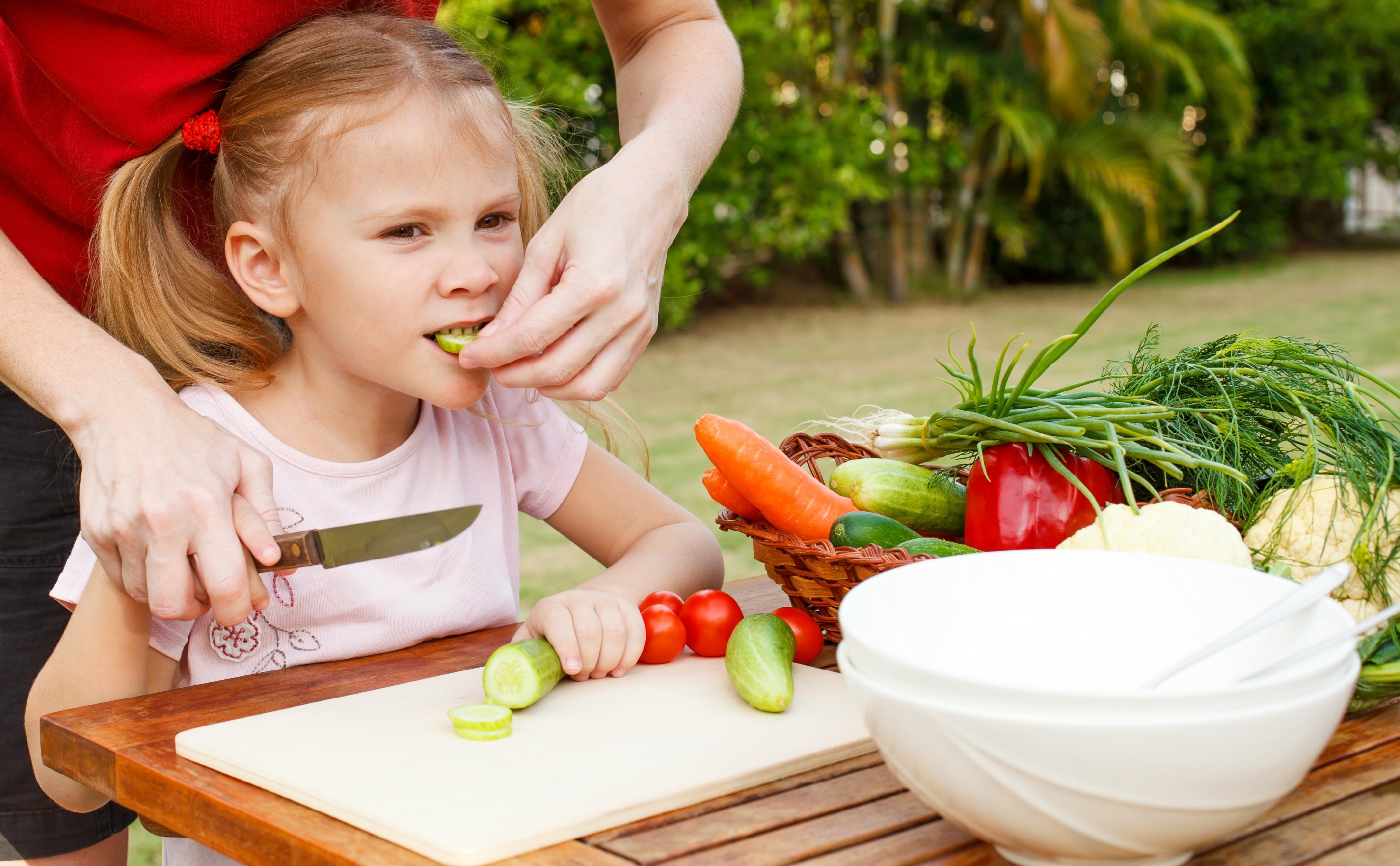 Не люблю и не ем овощи. Еда для детей. Ребенок ест овощи и фрукты. Овощи и фрукты для детей. Фрукты для детей.