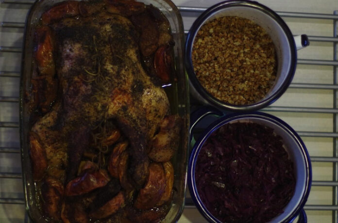 Chrumkavá pečená kačica s jablkami.