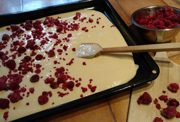 Na koláč môžete použiť, napríklad, 400 gramov malín. Fotka - Miriam Zsilleová