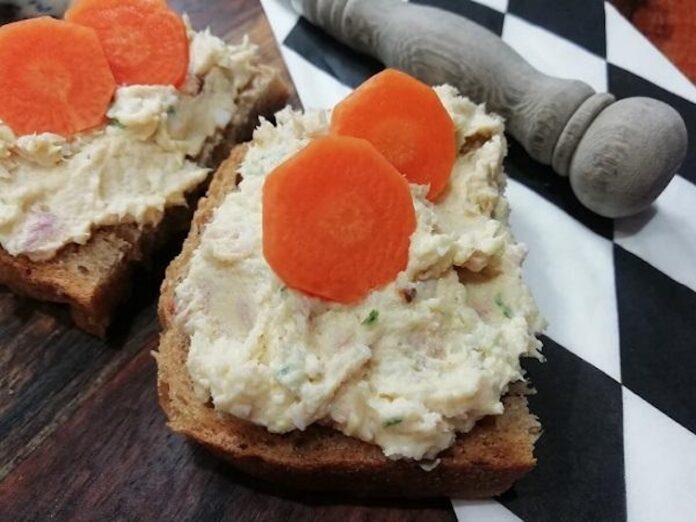 Veľkonočná vajíčkovo šunková nátierka s čerstvou mrkvou. Fotka - Redakcia Žien v meste
