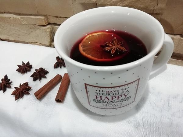 Vianočný punč s vínom a rumom po domácky.