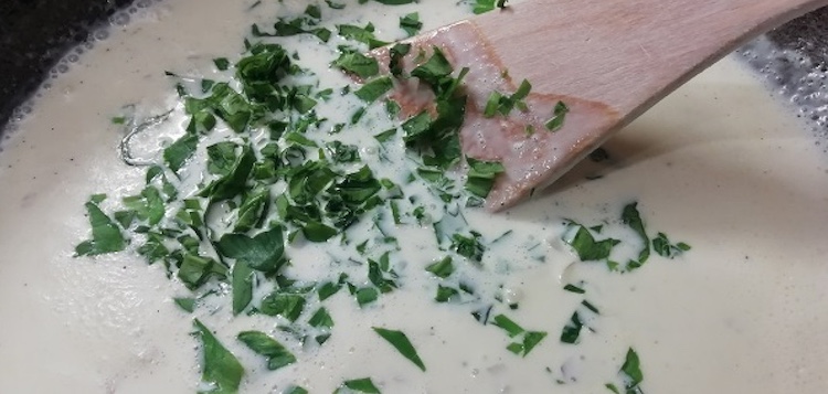 Cestoviny v smotanovej omáčke s medvedím cesnakom 1. Fotka - Nela