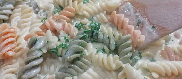 Cestoviny v smotanovej omáčke s medvedím cesnakom 3. Fotka - Nela