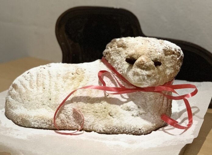 Tradične vyzdobený veľkonočný baranček. Fotka - Andrea Bunčeková