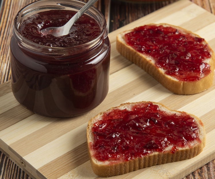 Čerešňový džem sa perfektne hodí k raňajkám na čerstvý toast. Fotka - Magnific