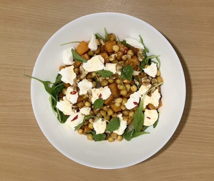 Cícerový šalát so sladkými batátmi, kozím syrom, rukolou či orechami. Fotka - Andrea Bunčeková