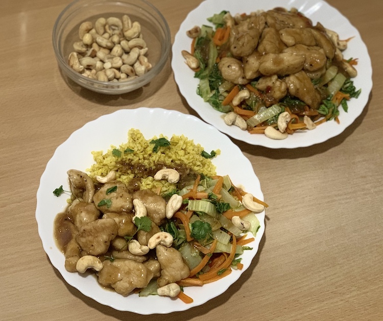 Morčacie mäso v medovo zázvorovej omáčke s orieškami a ryžou či kuskusom. Fotka - Andrea Bunčeková