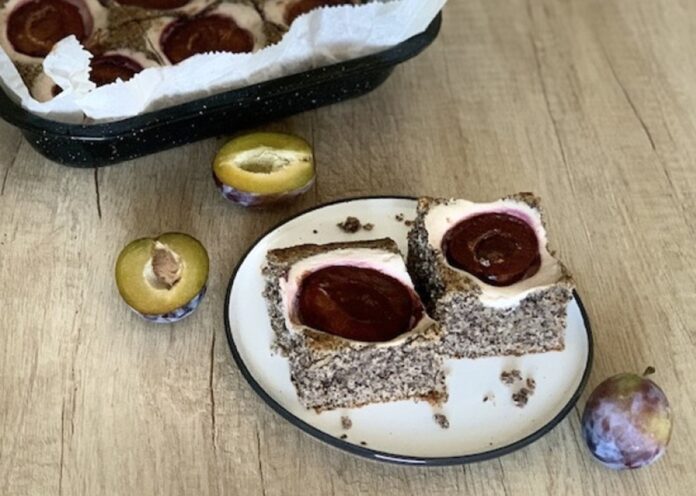 Recept na fantastický hrnčekový makový koláč so slivkami. Foto - Andrea