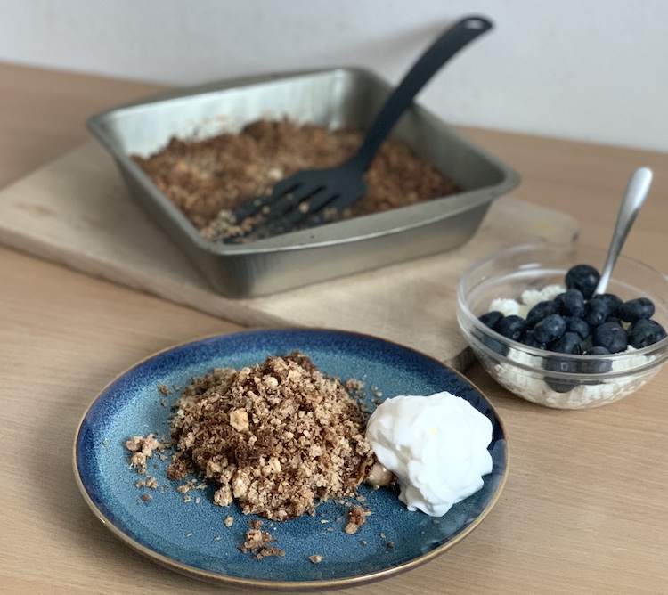 Naservírovaný crumble koláč. Fotka - Andrea Bunčeková