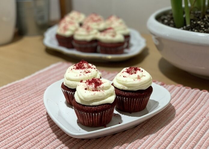Luxusne naservírované Red Velvet mini muffiny. Fotka - Andrea Bunčeková