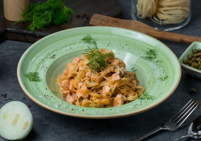 Krémové tagliatelle s lososom a smotanou - rýchla delikatesa. Foto - freepik