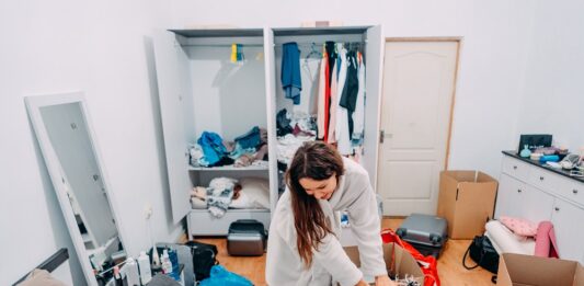 Decluttering, teda vytriedenie vecí v domácnosti, vo vás môže vyvolávať množstvo nepríjemných pocitov, pre ktoré ho odkladáte. Poradíme vám. Foto - freepik