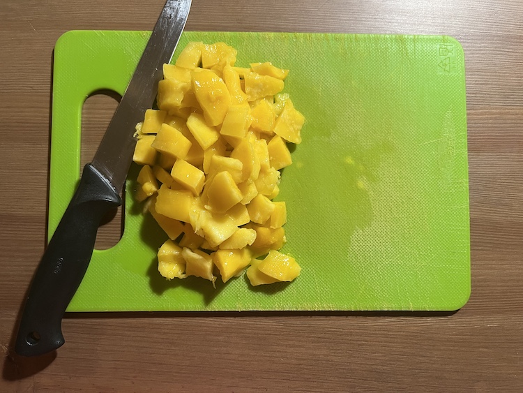 1. Ako prvé si nakrájame na malé kúsky zrelé mango, aby nám to išlo čo najjednoduchšie a aby bolo ovocie čo najsladšie. Fotka - Zuzana Zsilleová