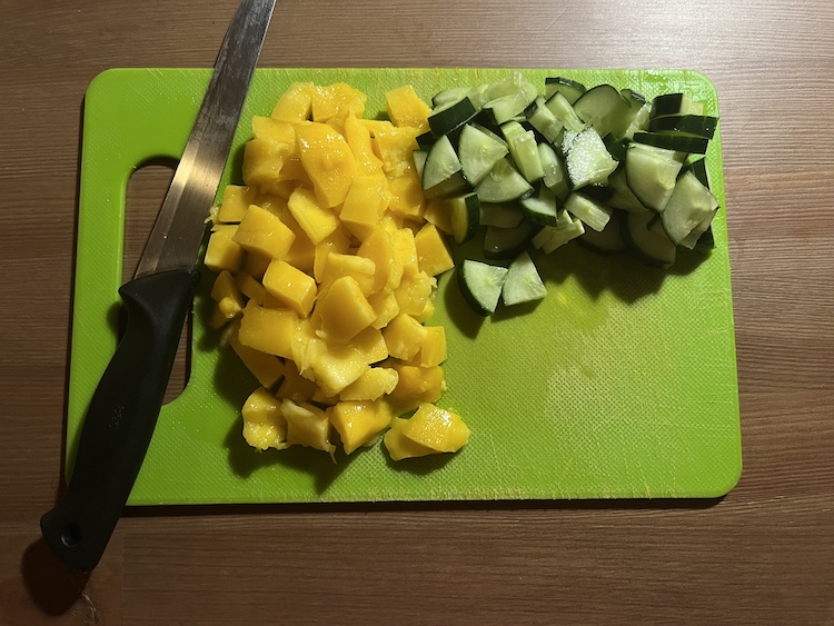 2. Následne urobíme to isté s polovicou šalátovej uhorky. Fotka - Zuzana Zsilleová