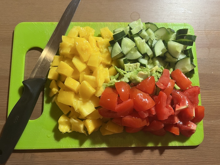 3. Podobne postupujeme aj so zrelou polovicou avokáda a 2 väčšími paradajkami. Ak preferujeme inú zeleninu, určite môžeme aj experimentovať. My sme však zvolili túto originálnu kombináciu. Fotka - Zuzana Zsilleová