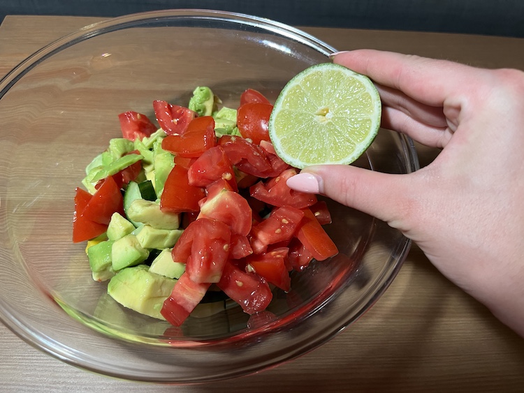 4. Nakrájané kúsky zeleniny a ovocia pridáme do väčšej misy. Podľa vlastnej preferencie polejeme buď limetkovou alebo citrónovou šťavou, prípadne pre intenzívnejšiu chuť aj oboma. Fotka - Zuzana Zsilleová