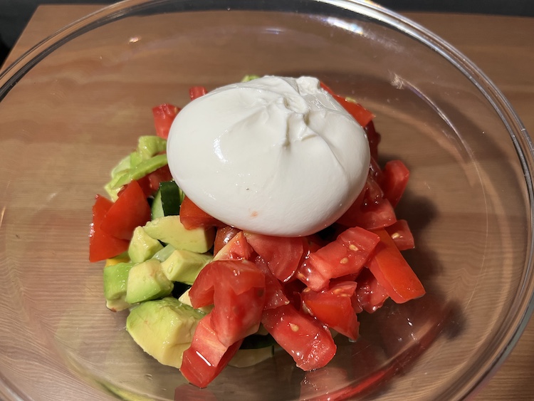 5. Následne na vrch šalátu pridáme syr burratu. Tá sa po otvorení skvele roztečie a tým pádom nepotrebujeme žiadny iný dresing na náš šalát. Mierne polejeme aj olivovým olejom a dochutíme soľou, prípadne iným korením podľa potreby. Fotka - Zuzana Zsilleová