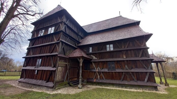 Cestovanie vlakom po strednom Slovensku - drevený kostol v Hronseku. Foto - visitbanskabystrica.sk