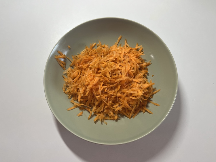 1. Ako prvé si nachystáme hlbší tanier alebo misu, do ktorej nastrúhame mrkvy. Tie predtým ešte dôkladne premyjeme a ošúpeme. Fotka - Zuzana Zsilleová