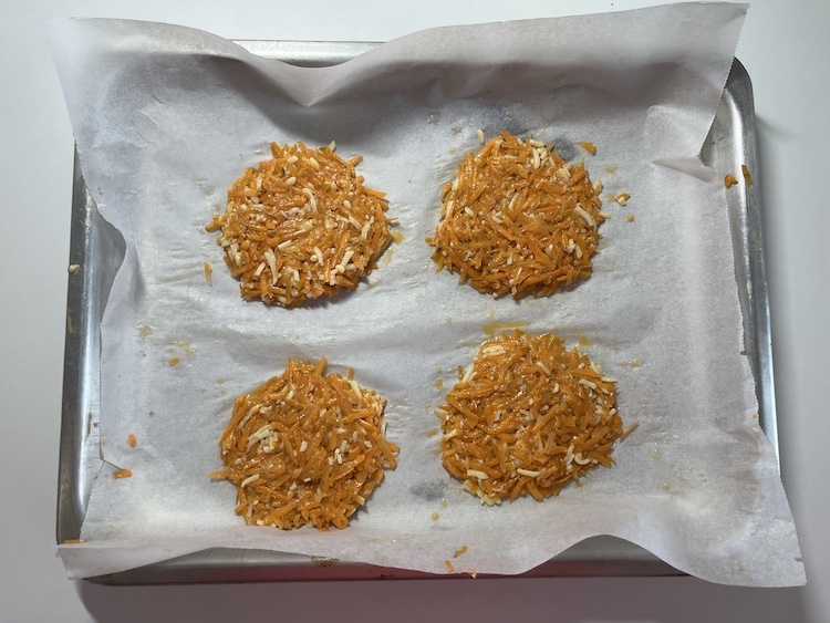 3. Zo vzniknutej zmesi si vytvoríme 4 mrkvovo syrové placky, aby na záver vyšli na 2 burgre. Potom ich položíme na plech vystlaný papierom na pečenie a nechávame piecť v rúre niekoľko minút, kým sa ingrediencie dôkladne neprepoja a na vrchu jemne nezhnednú zo samotného pečenia. Fotka - Zuzana Zsilleová