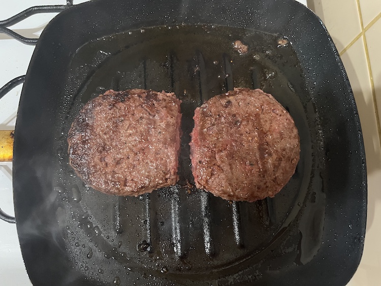 4. Mleté hovädzie mäso, v našom prípade už kúpené v takejto forme, necháme opekať na panvici s olejom do kompletného zhnednutia zvonka aj zvnútra, aby bolo mäso v burgri lahodne mäkké. Fotka - Zuzana Zsilleová