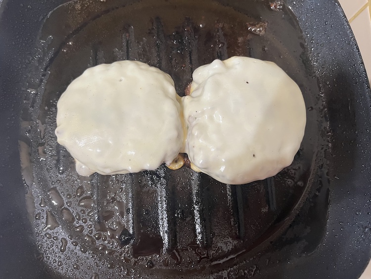 5. Tesne pred odstránením mäsa z panvice naň položíme plátkový syr podľa preferencie, aby sa nádherne roztiekol, presne ako na obrázku vyššie. My sme sa rozhodli pre plátkový údený Eidam, avšak odporúčame skúsiť aj plátkový syr Čedar. Fotka - Zuzana Zsilleová