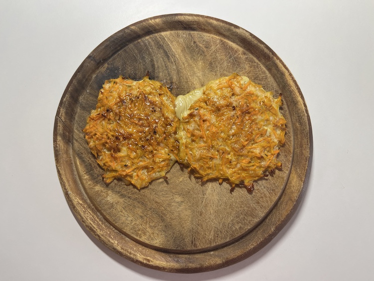 6. No a môžeme začať so samotným skladaním burgra. Ako prvé si nachystáme spodný základ, teda mrkvovo syrové placky, ktoré keď sú upečené, vyzerajú presne ako na obrázku vyššie. Fotka - Zuzana Zsilleová