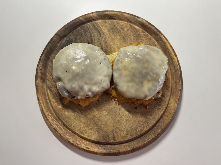 7. Na placky naukladáme hotové mäso s roztečeným syrom. Fotka - Zuzana Zsilleová