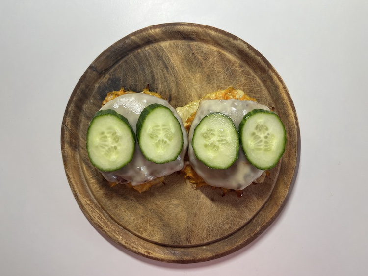 8. Je čas na zeleninu podľa vášho osobného výberu. My sme zvolili šalátovú uhorku, ktorú sme nakrájali na tenké kolieska a pridali na mäso so syrom. Fotka - Zuzana Zsilleová