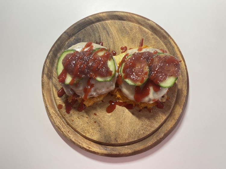 9. Okrem šalátovej uhorky sme sa rozhodli aj pre nakladanú červenú cibuľu, ktorá v burgroch častokrát kraľuje. Na cibuľu ešte odporúčame pridať obľúbenú omáčku. V našom prípade to bol klasický jemný kečup, avšak nepochybne sa hodí aj BBQ omáčka. Fotka - Zuzana Zsilleová