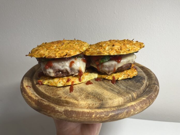 Domáci mrkvový burger, servírovaný na drevenej doske. Fotka - Zuzana Zsilleová