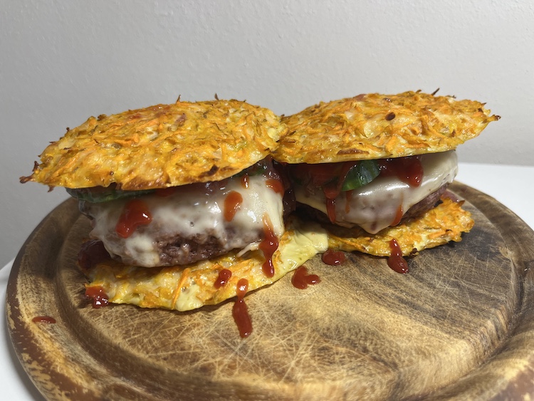 10. Na záver už len burger dokončíme druhou várkou mrkvovo syrových placiek a domáci mrkvový burger je na svete! Veríme, že sa vám podaril a aj napriek tomu, že je kombinácia chutí celkom neobyčajná, dúfame, že vám ulahodí. Dobrú chuť! 